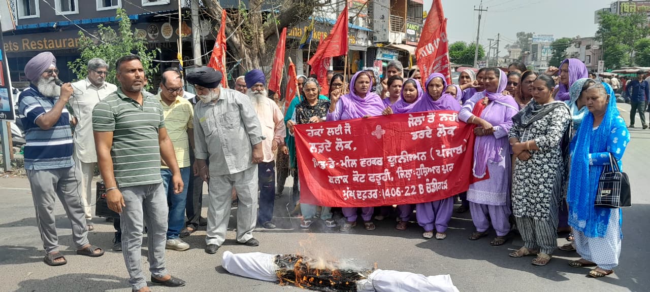 Mid-Day Meal Workers Union burnt the effigy of Punjab Government.
